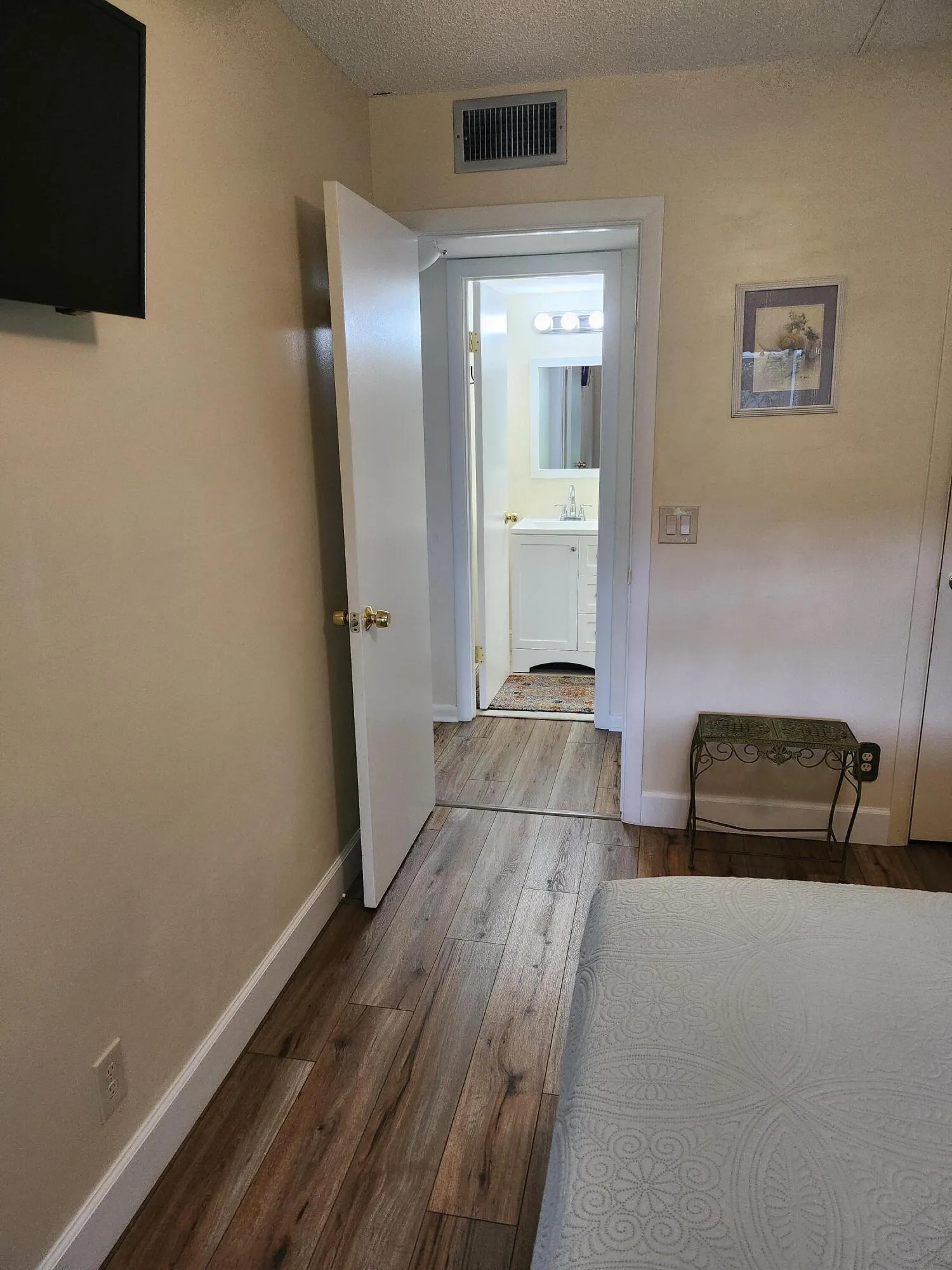 74 Newport E Deerfield Hallway2