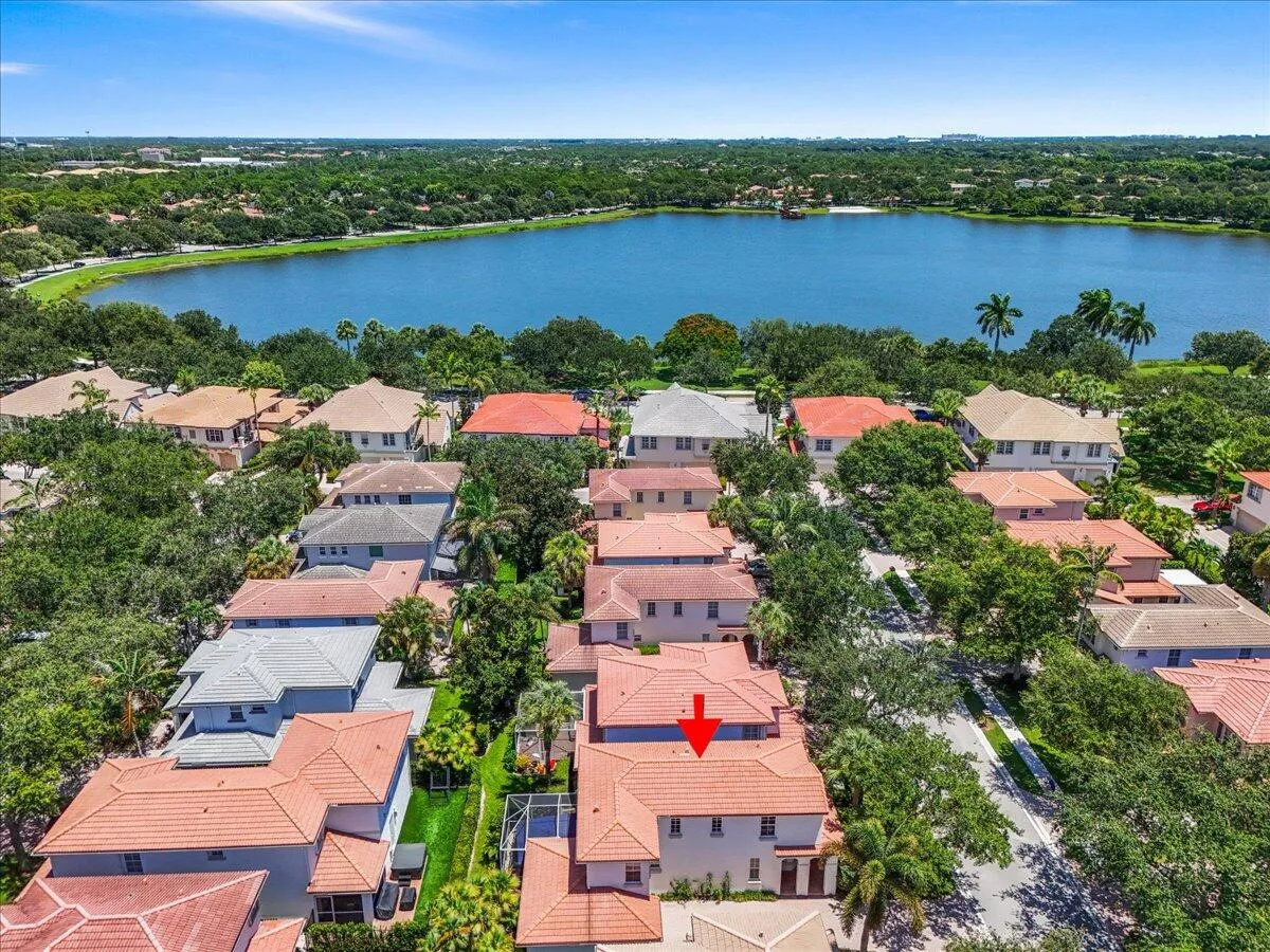 Walking Distance to Lake and Clubhouse
