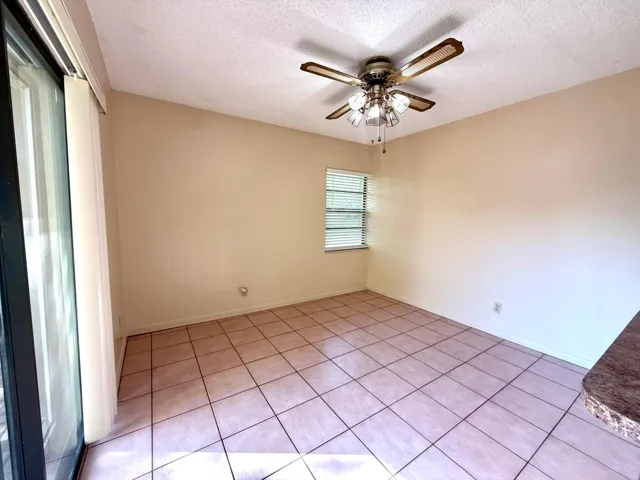 Dining Area w/ Breakfast Bar