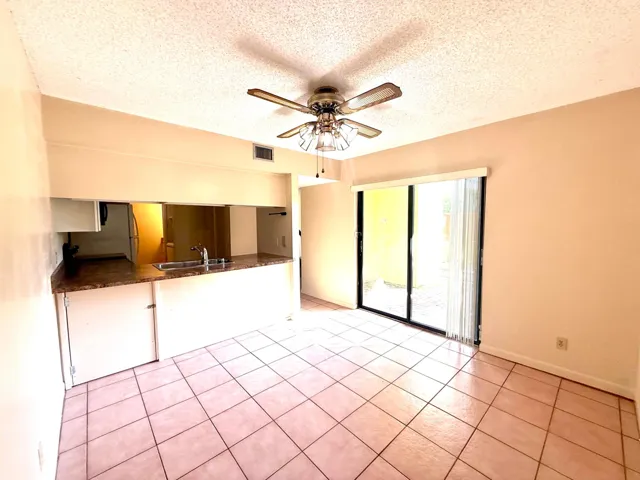 Dining Area w/ Breakfast Bar