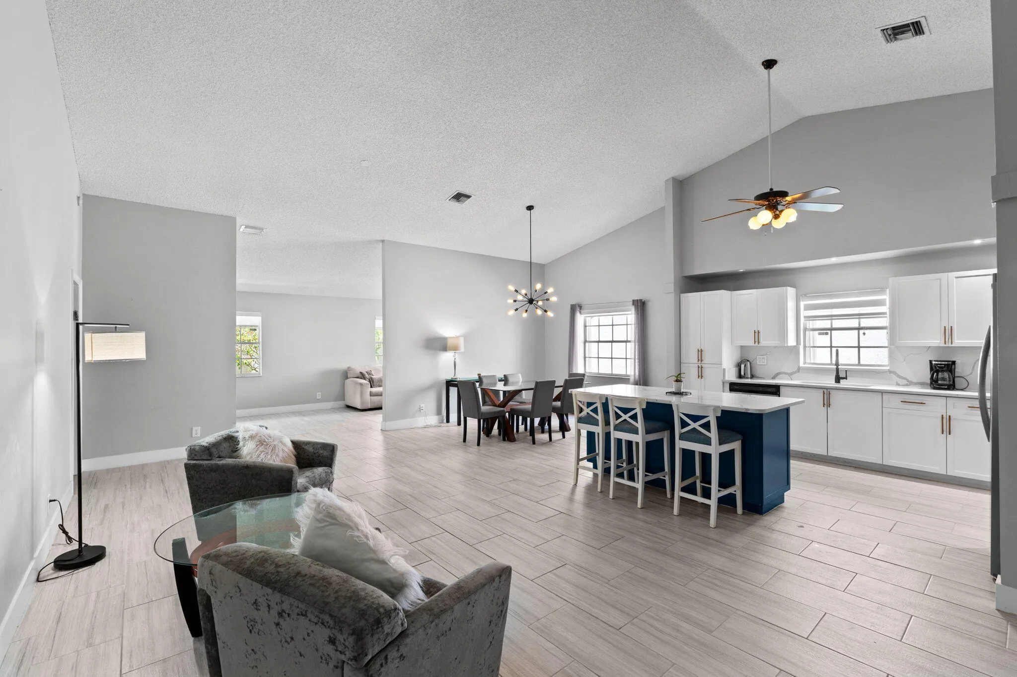 living room/dinning area/kitchen