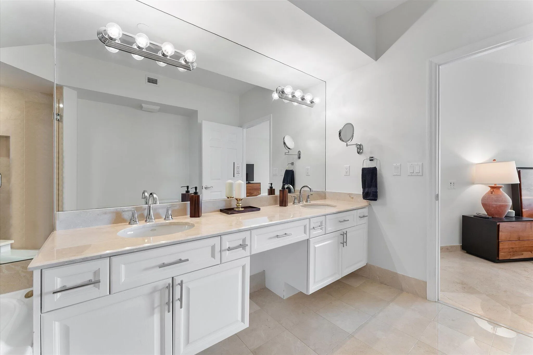 37-3200 N Ocean blvd unit 2505_037
