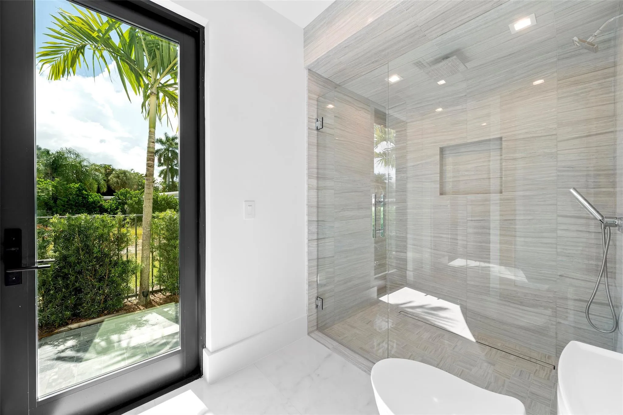 First-Floor Guest Bedroom – Private En-Suite Bathroom