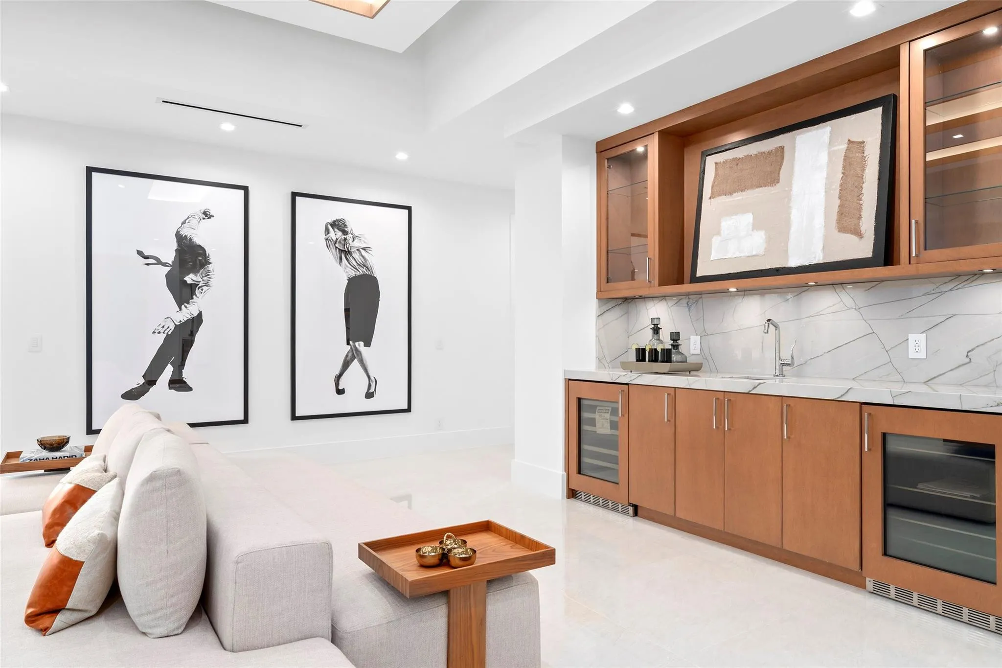 Second-Floor Sitting Area with Open Views – Perfect for Relaxing or Entertaining Guests