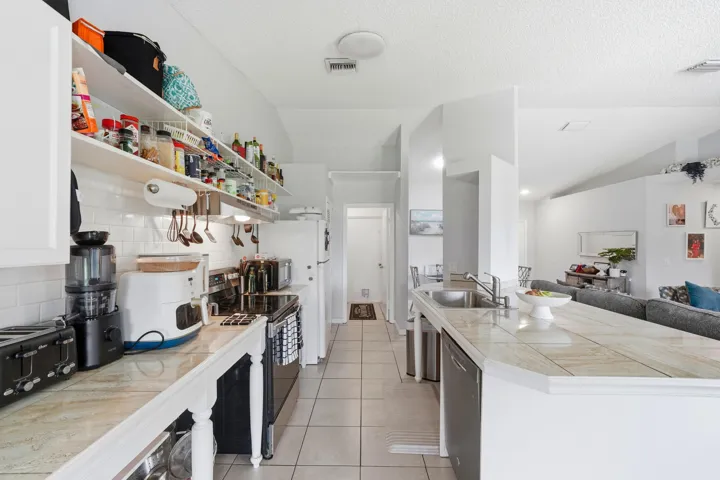 013_F8_1074_SW_Barbarosa_Ave