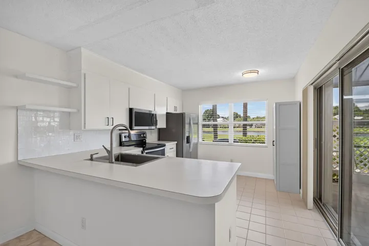 Kitchen & Breakfast Area