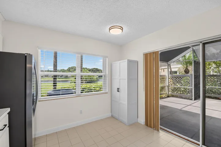Breakfast Area with Lanai Access