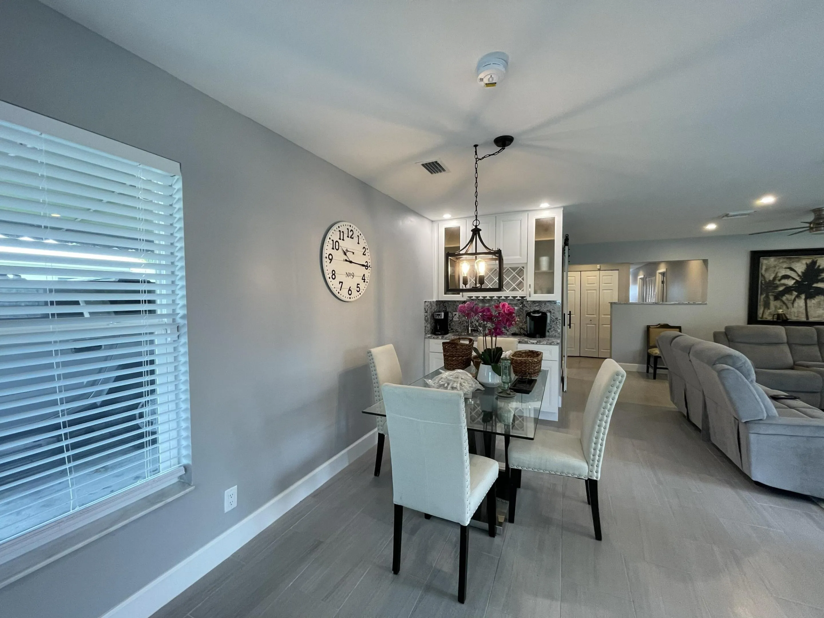 Dining area with wet bar