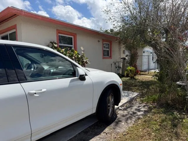 1585WestsideofHouse