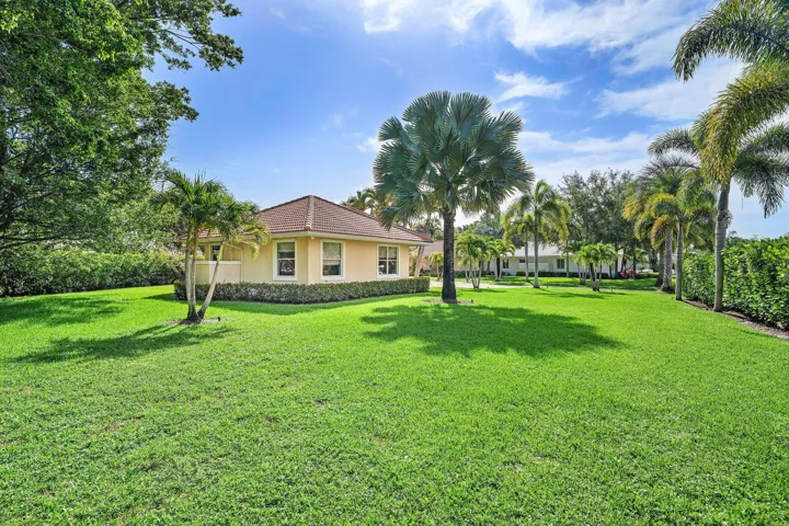 LARGE PRIVATE SIDE YARD