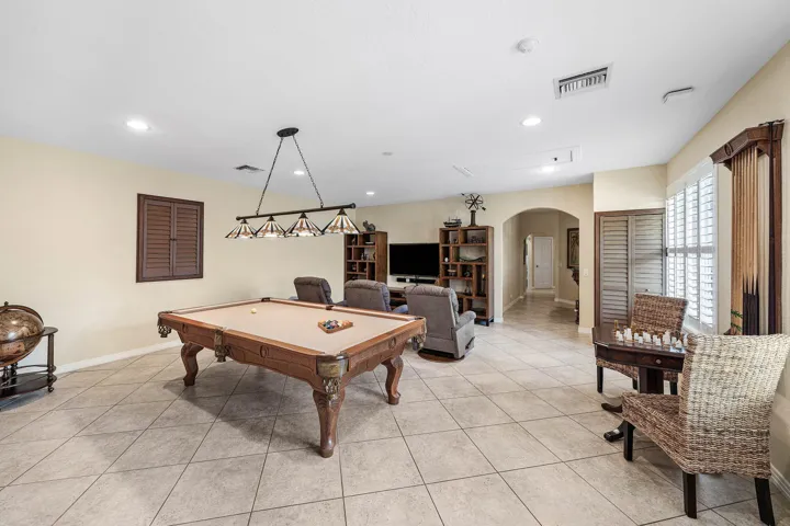 LARGE ENTERTAINMENT AREA