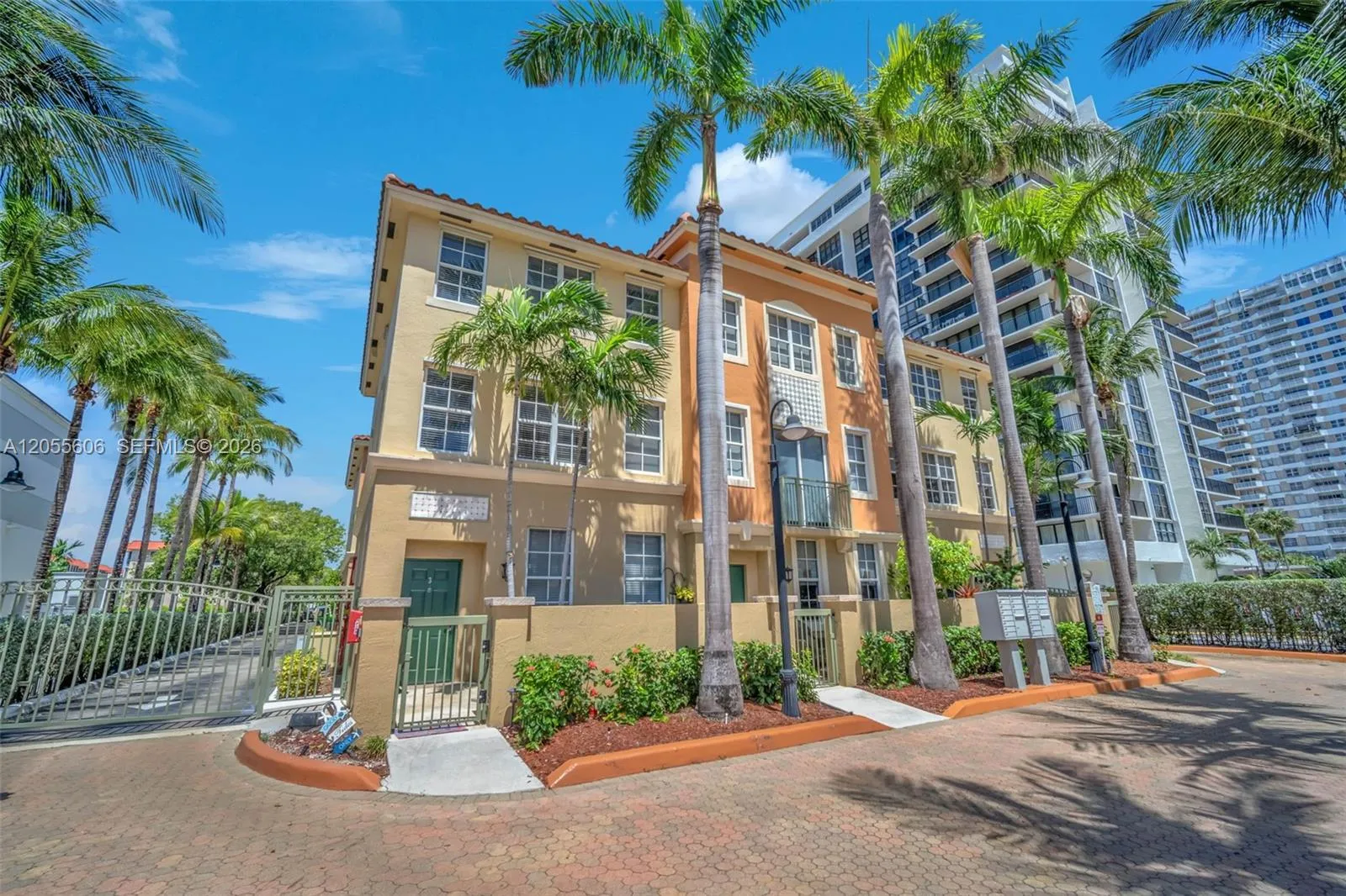Triplex, 3 Beds 3 Baths