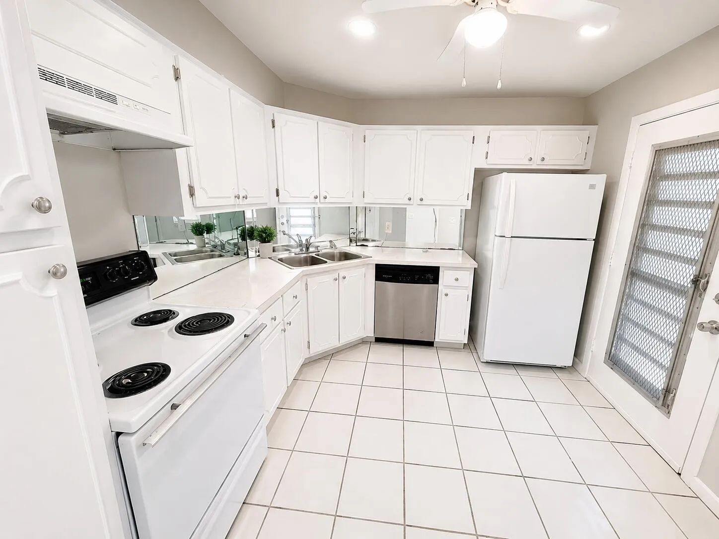 Large Eat-in- Kitchen