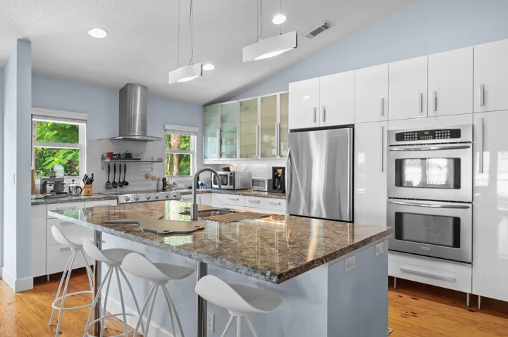 Kitchen w/ Island