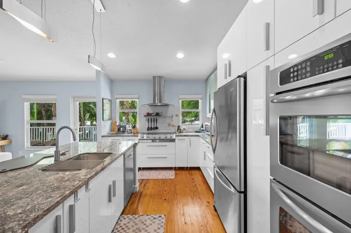 Kitchen w/ double oven