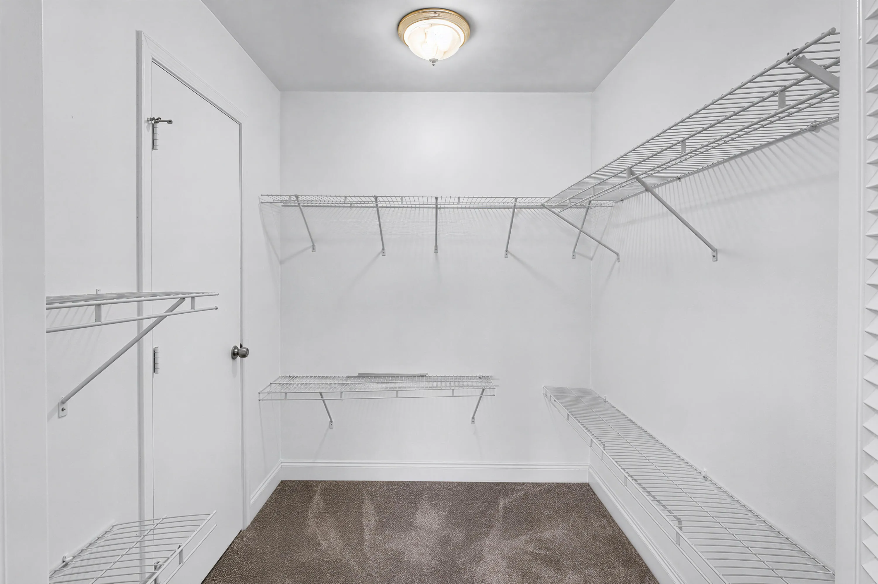 MASTER BEDROOM WALKIN