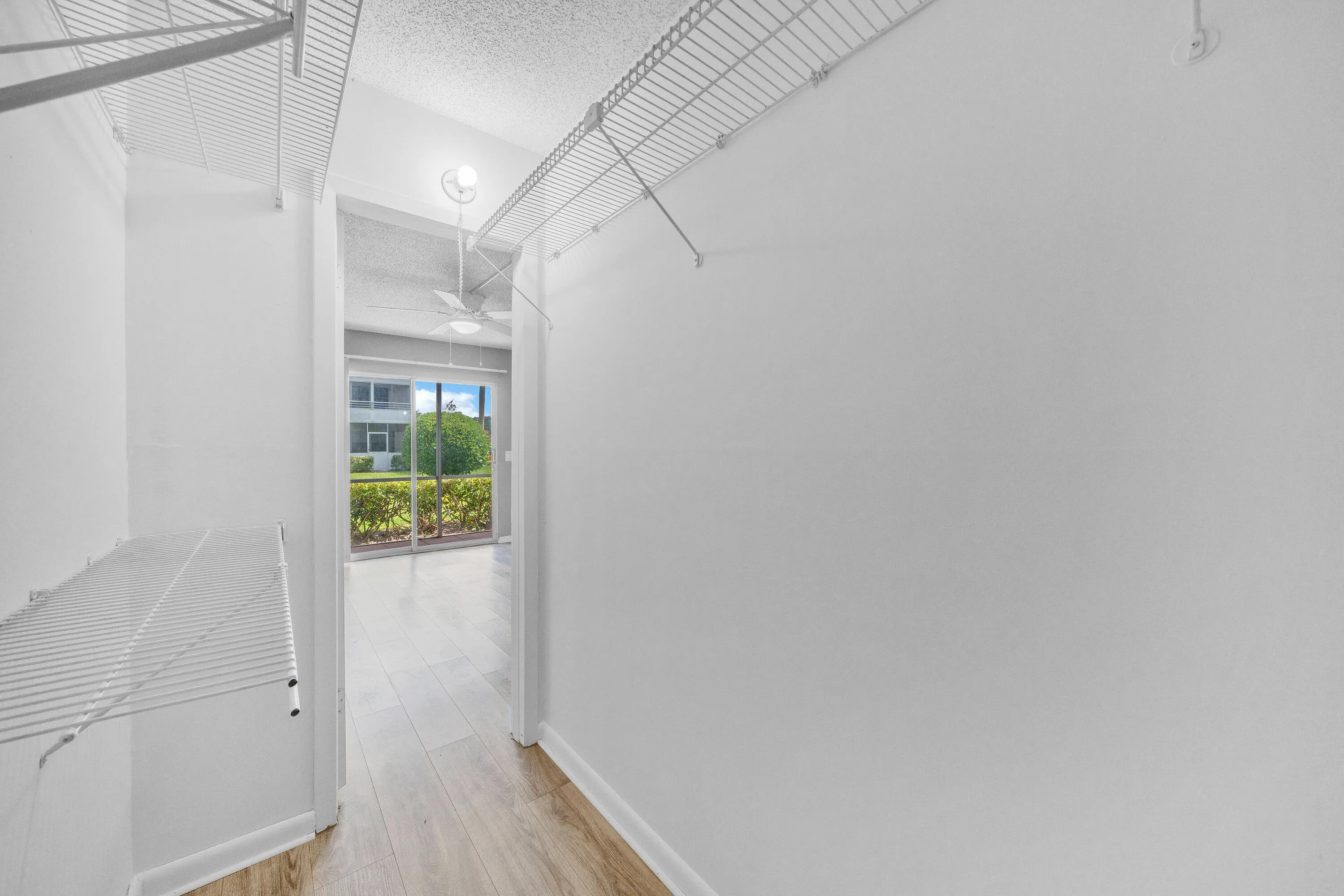 13 Walk-In Closet (2)