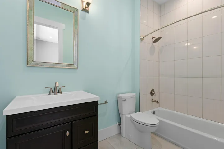 Bedroom 2 en suite bath