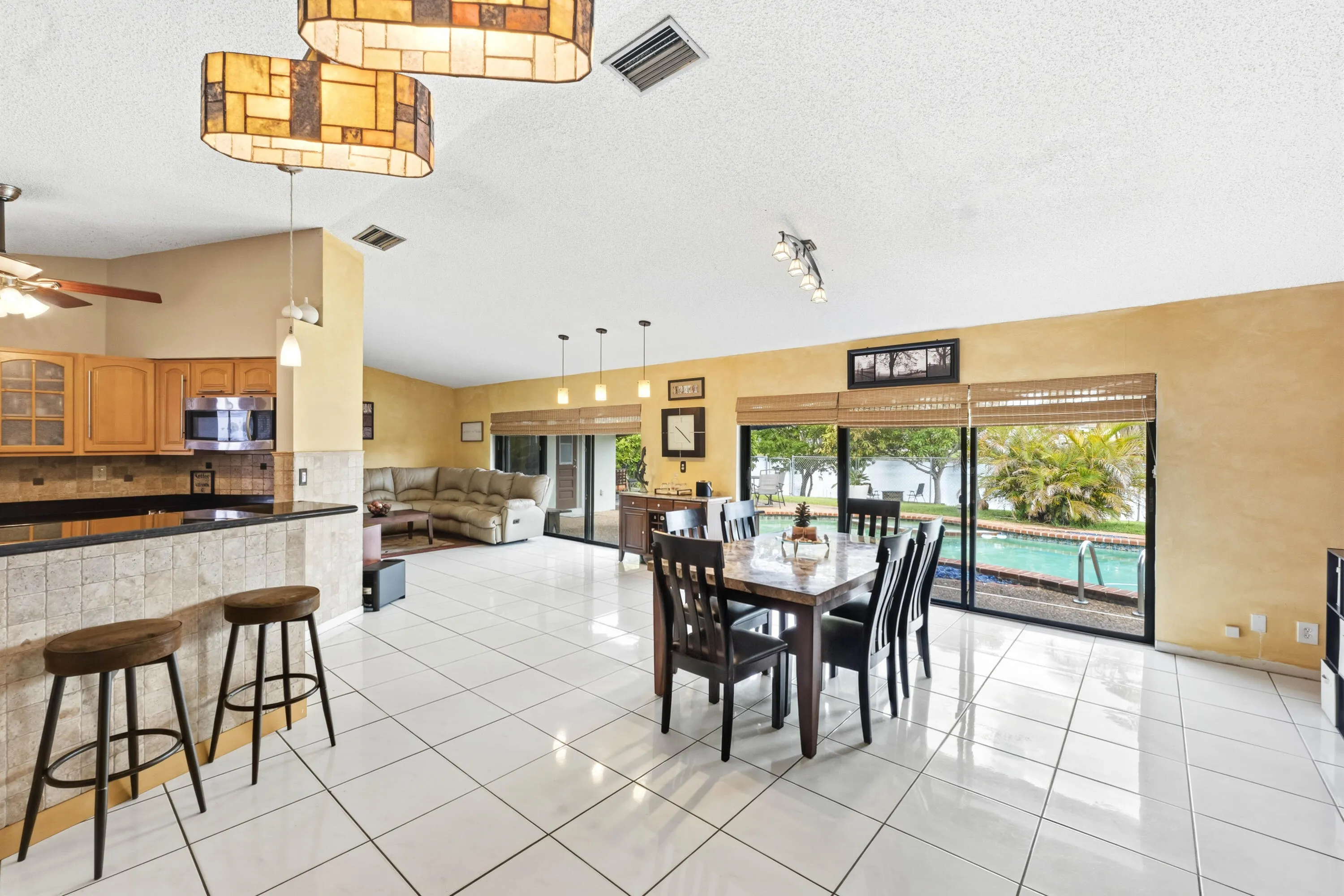 9437 NW 46th Ct_025