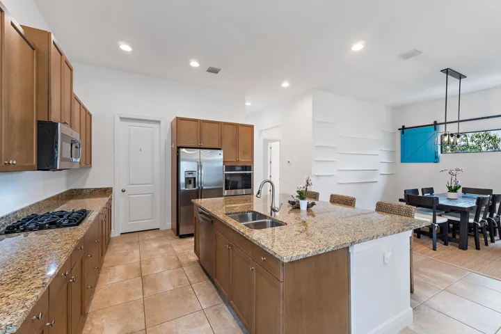 13640 Dumont