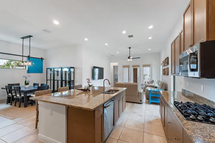 13640 Dumont