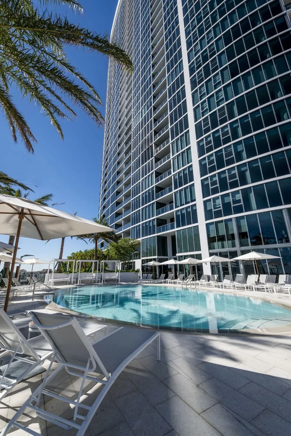Apartments-for-Rent-LasOlas-Pool-Ext