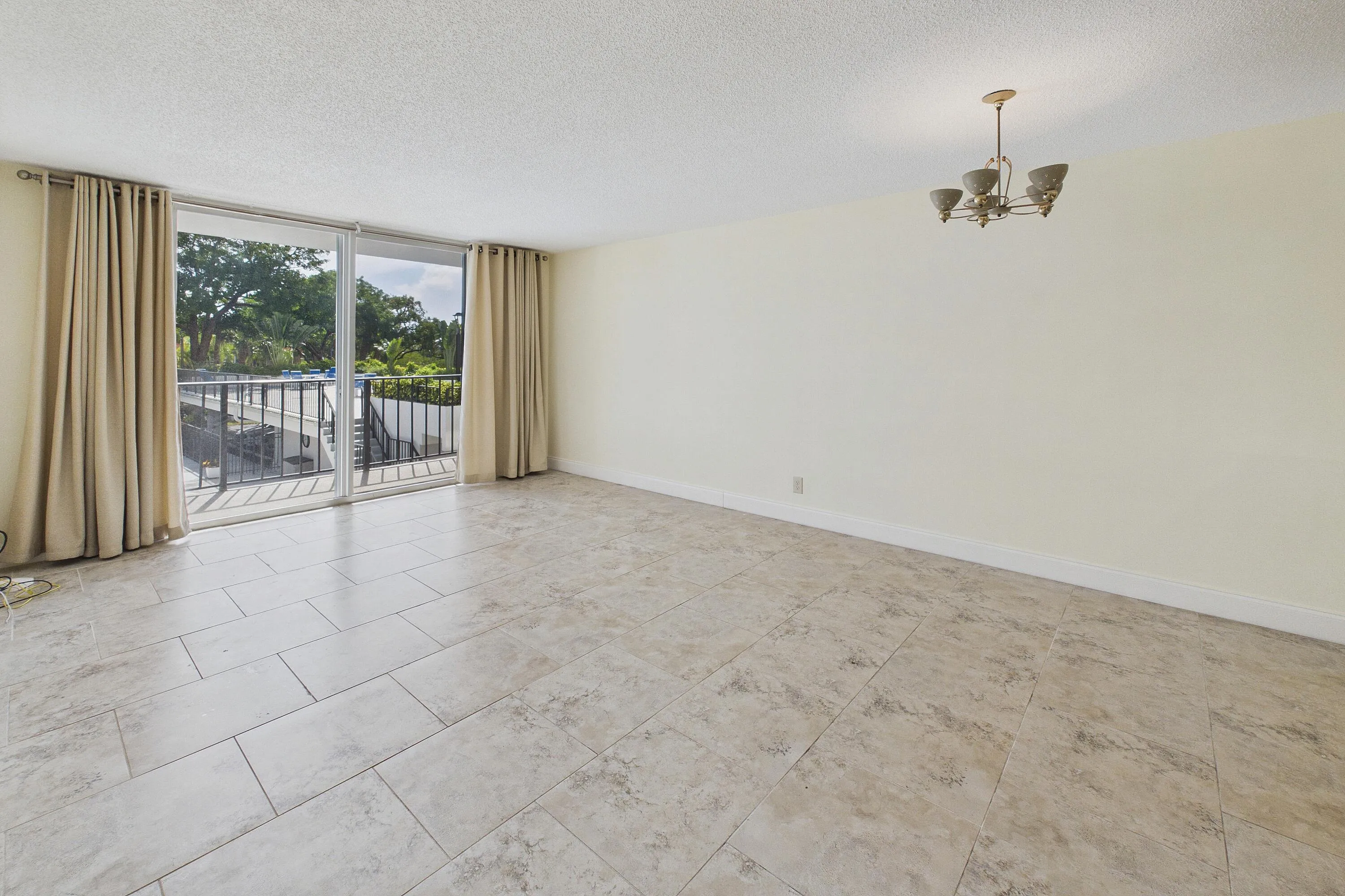 SPACIOUS LIVING/DINING ROOM!