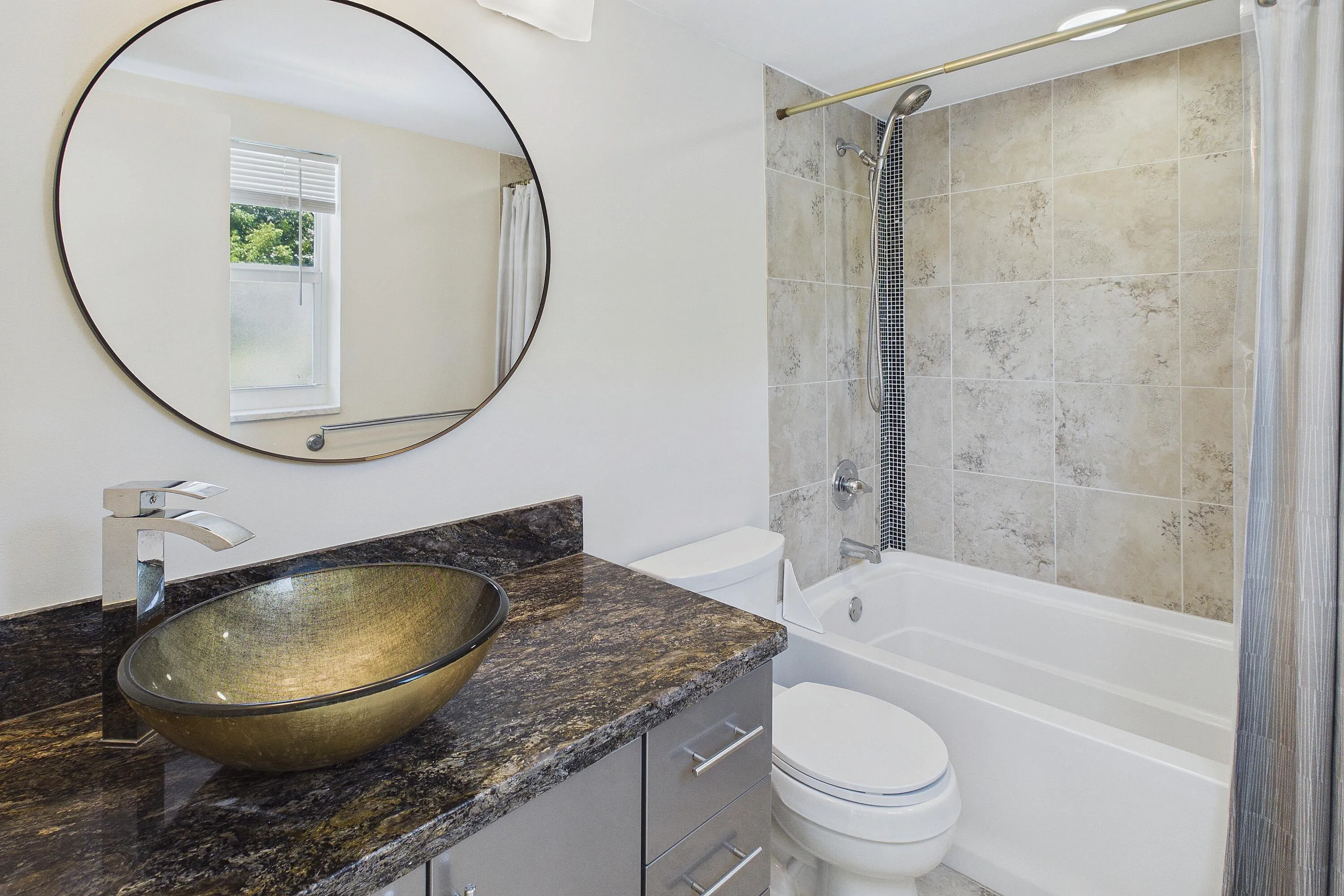 PRIMARY BATH! REFLECTION OF SOUTH FACING WINDOW IN MIRROR!