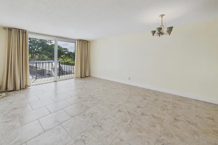 SPACIOUS LIVING/DINING ROOM!