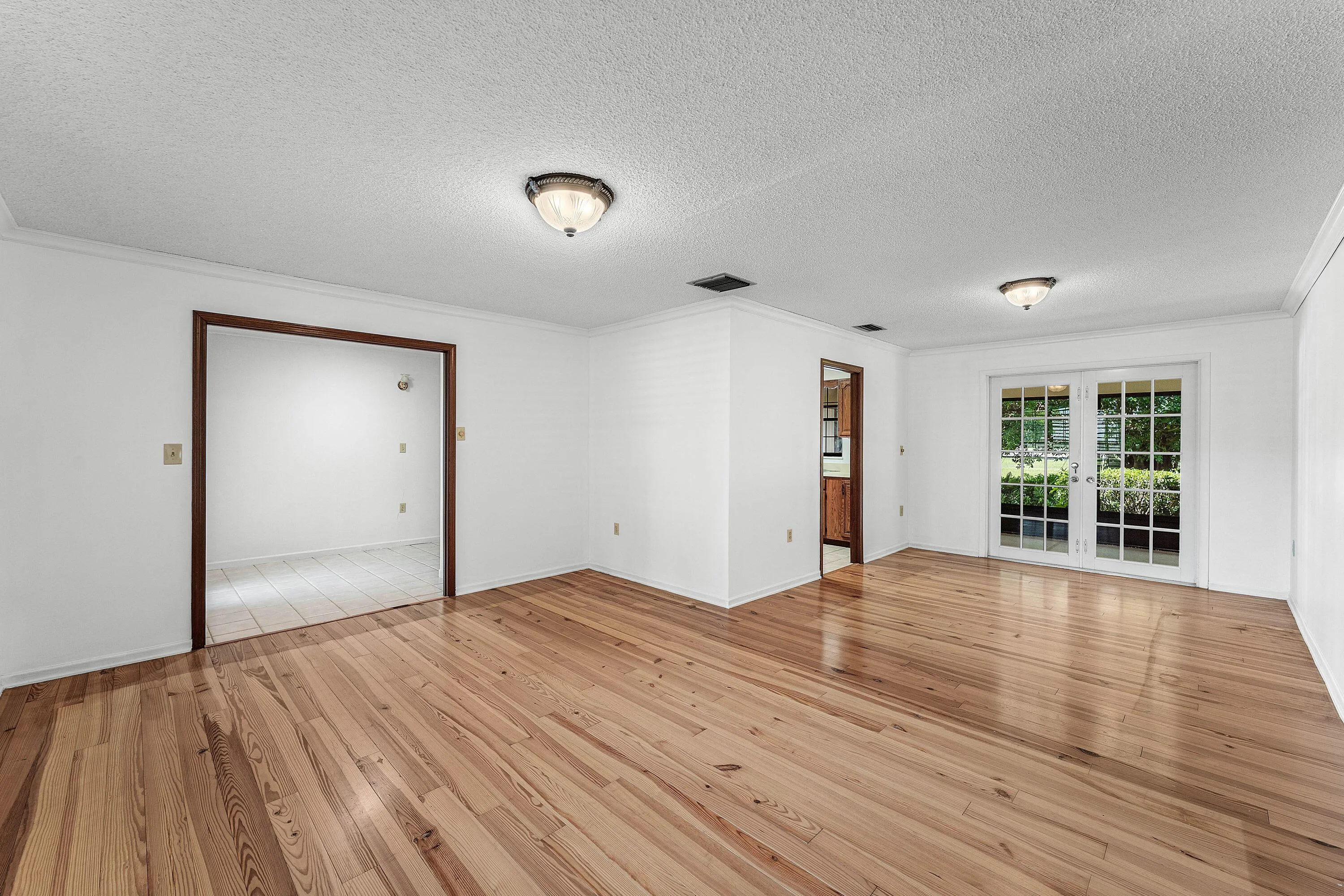 Spacious L-Shaped Living Room/Dining Area