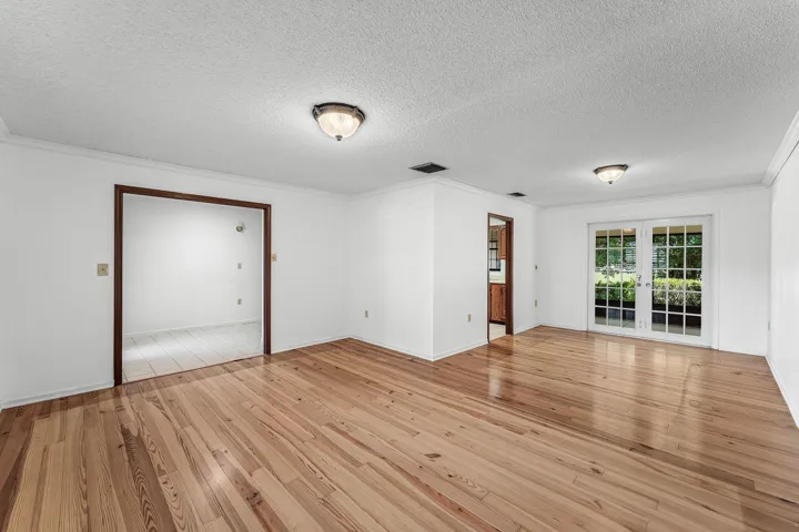 Spacious L-Shaped Living Room/Dining Area