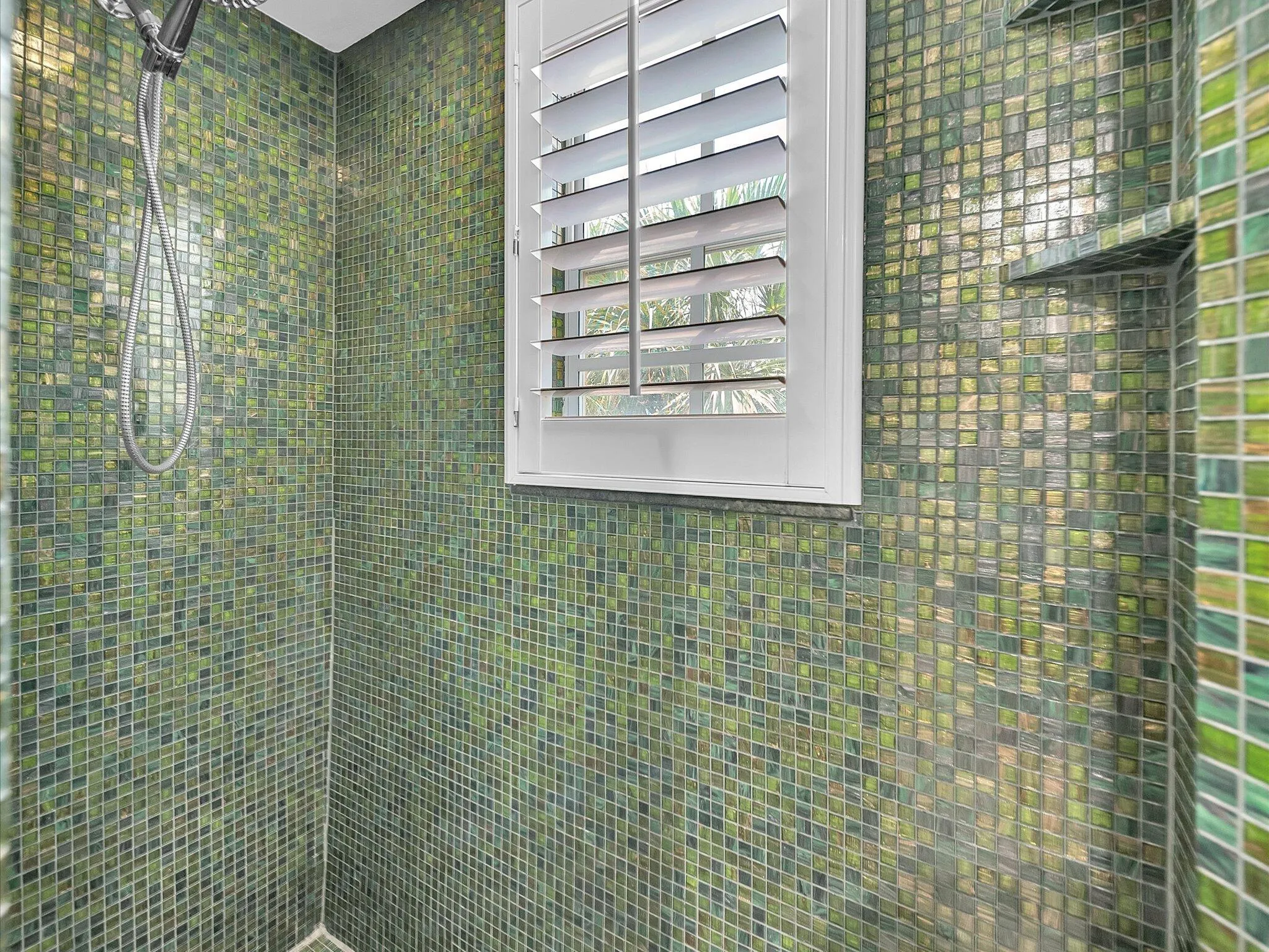 Tiled shower with built in shelves