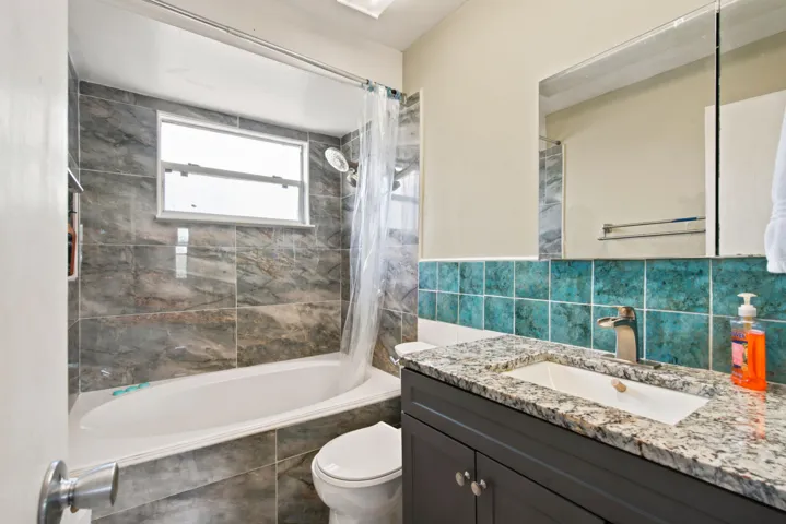 Main Floor | 2nd floor - bathroom