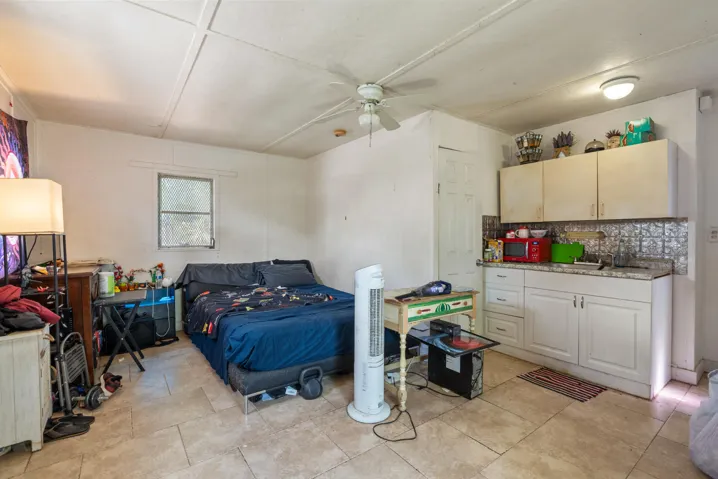 LIVING/KITCHEN