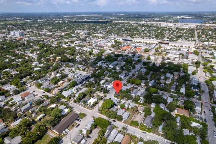 CLOSE TO DOWNTOWN