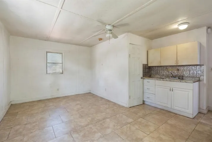LIVING/KITCHEN