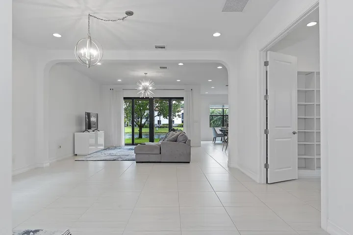11824 SW 13 Ct Pembroke Pines, Fl 32025