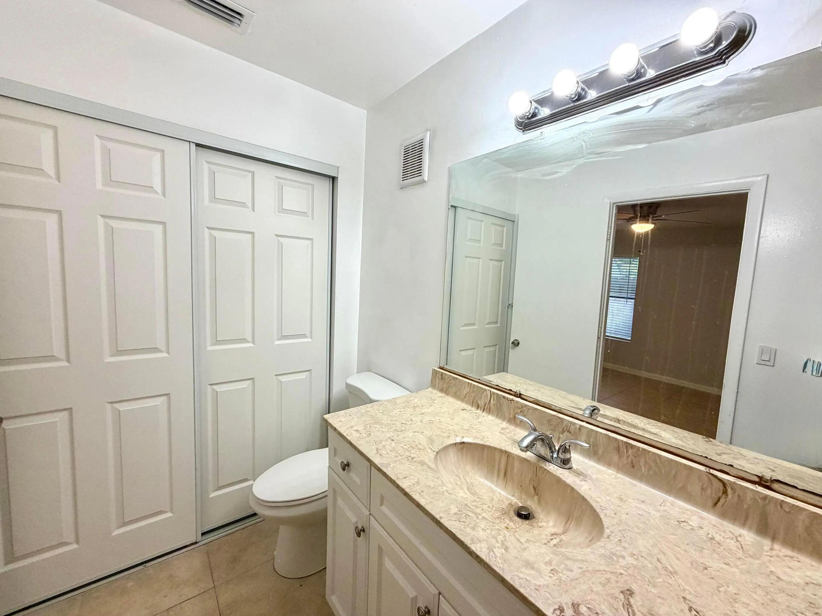 Full Bathroom w/Laundry Closet