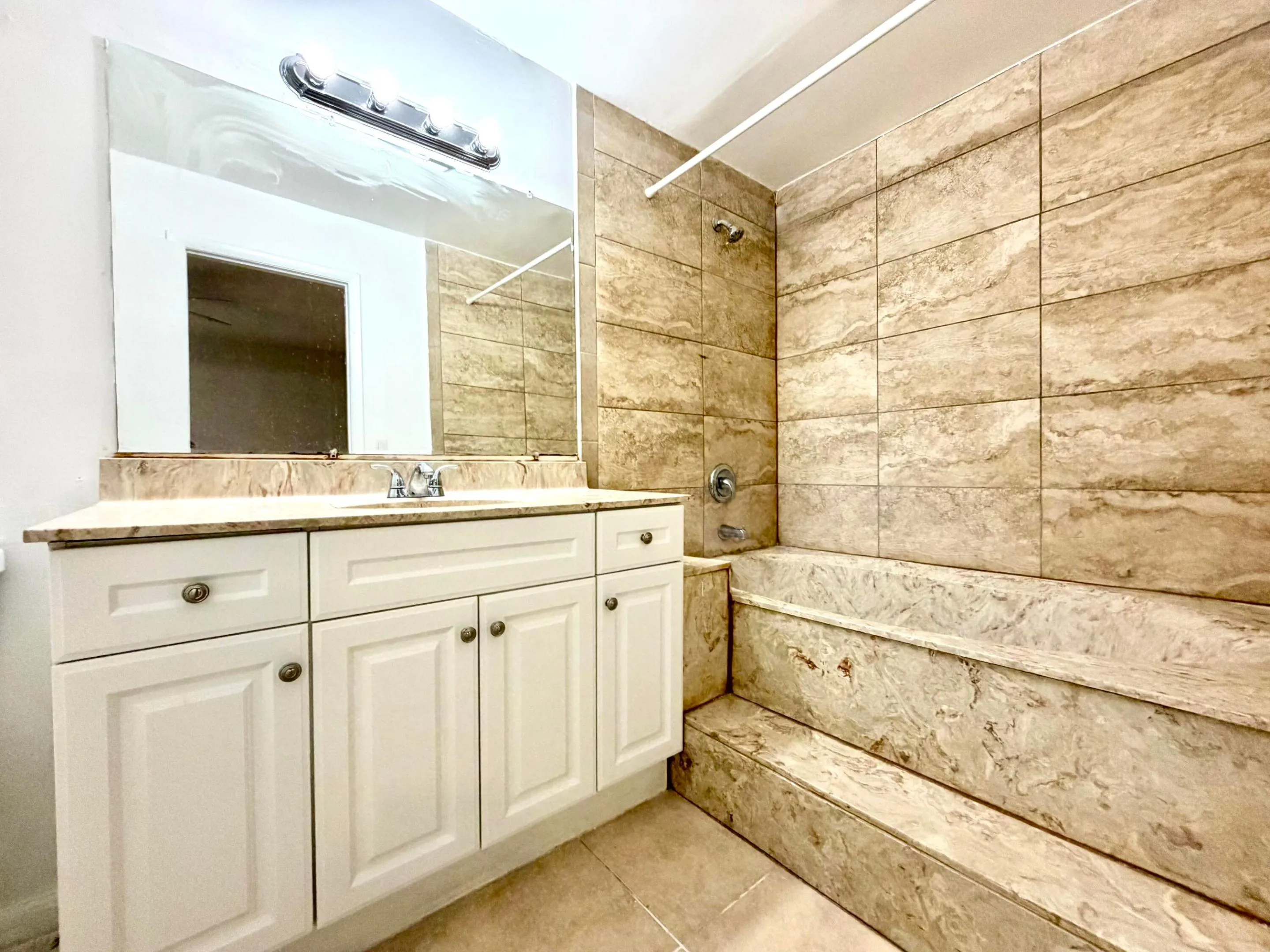 Full Bathroom w/Laundry Closet