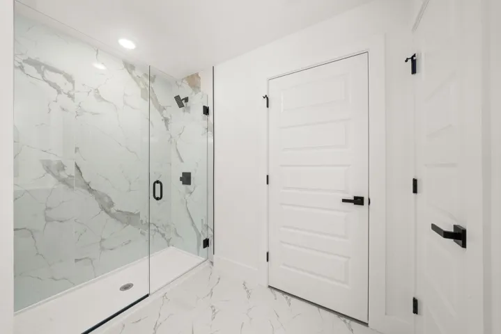 interior - master bathroom 3