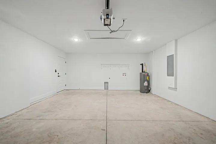interior - garage 2