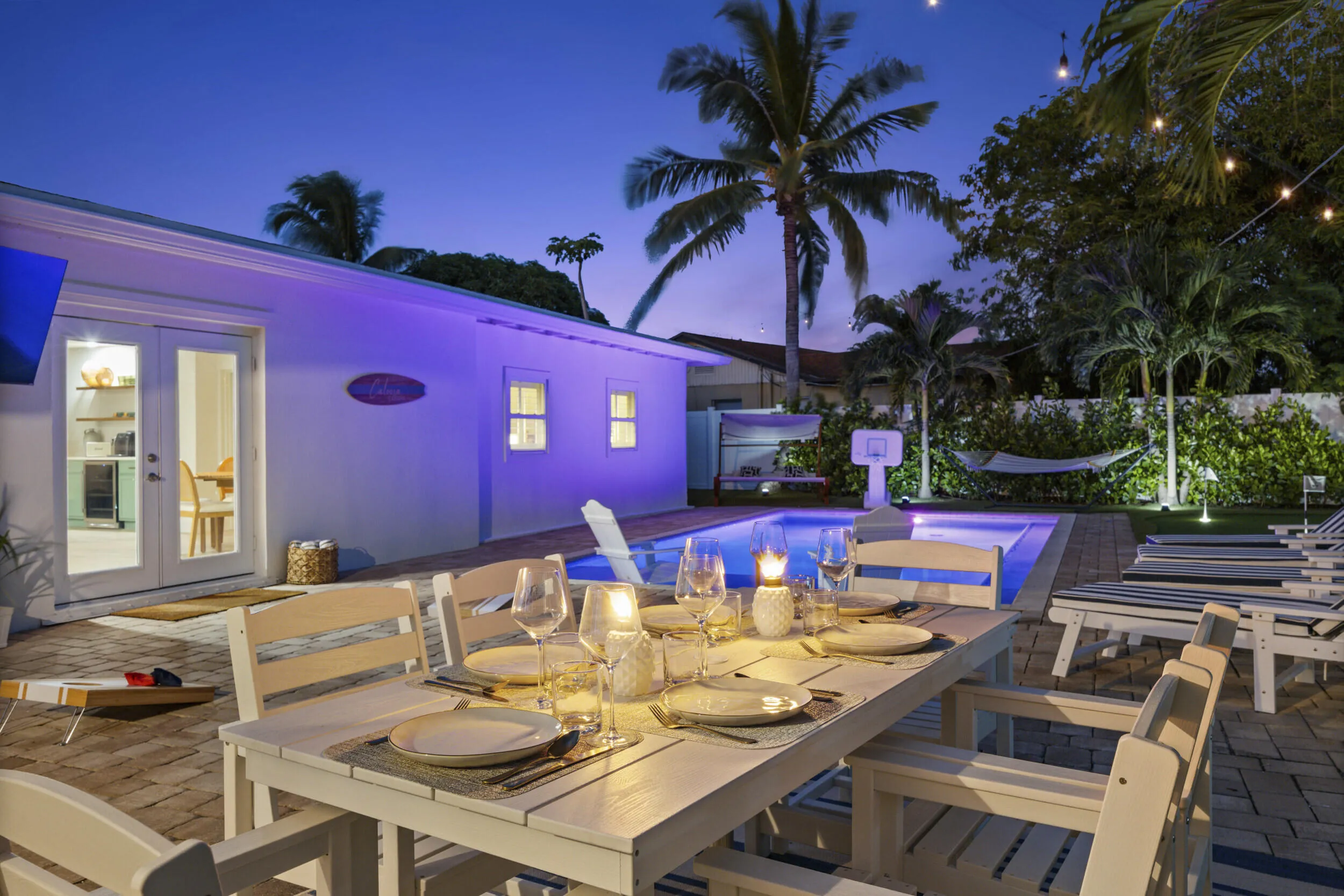 Outdoor del fresco dining with seating for 6.