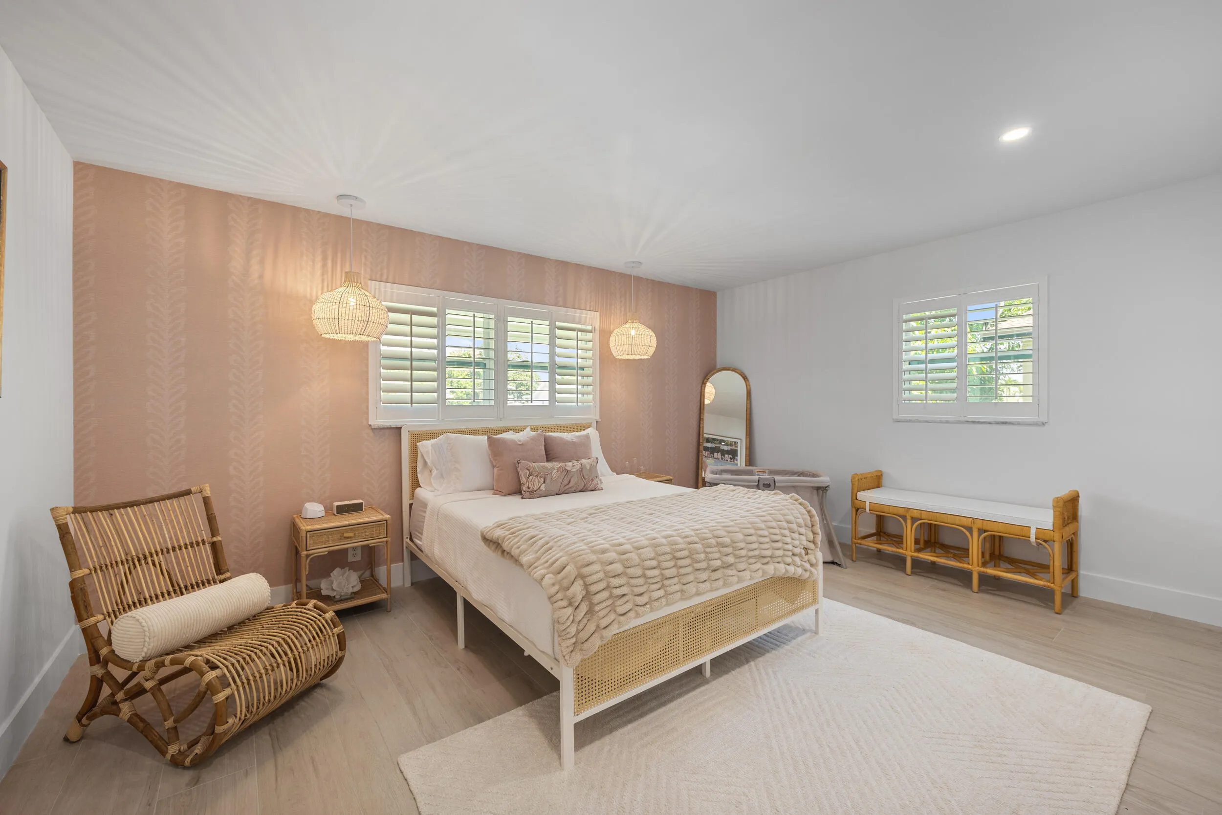 Queen bed. Custom closet. Large smart TV. Air purifier.