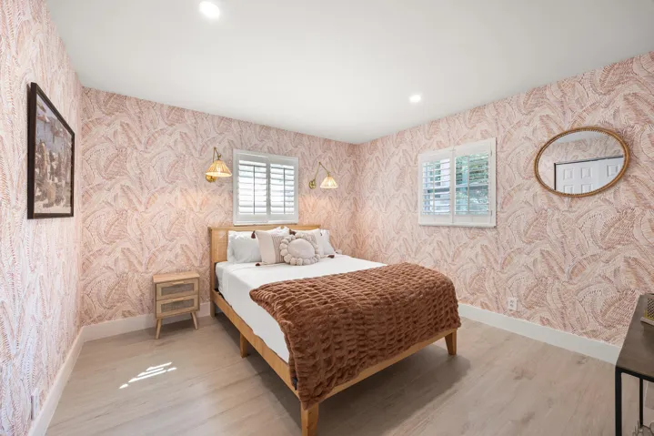 Queen bed. Custom closet. Large smart TV. Air purifier.