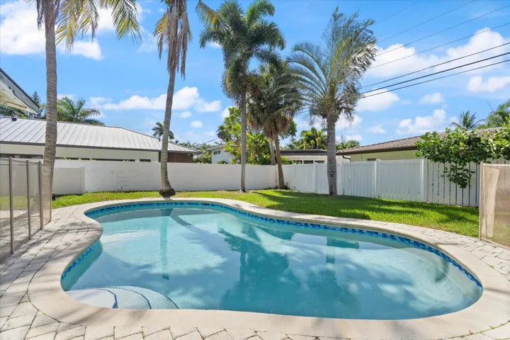 Private pool (child fence available)