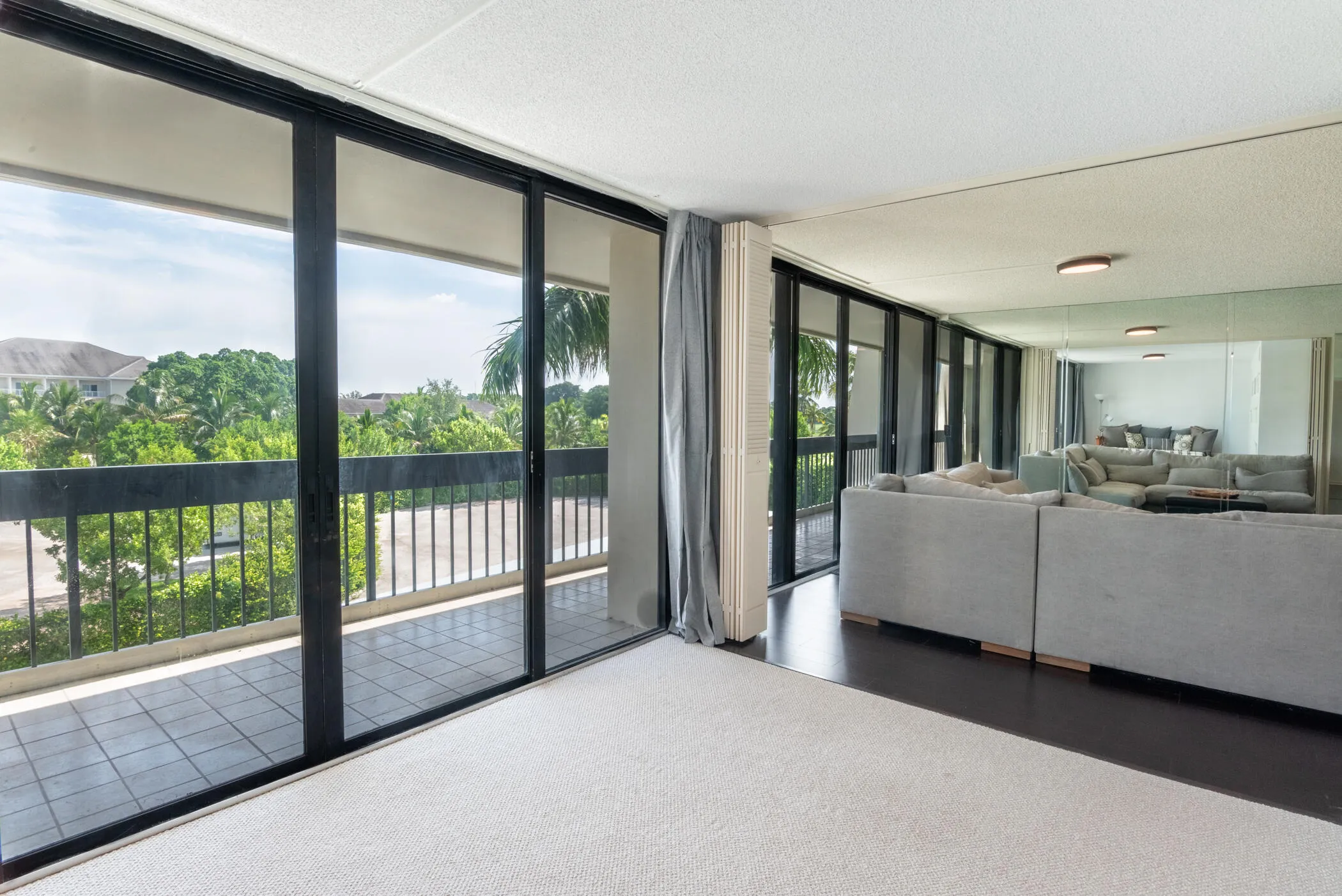 © Clark-2400 Presidential Way 302-015