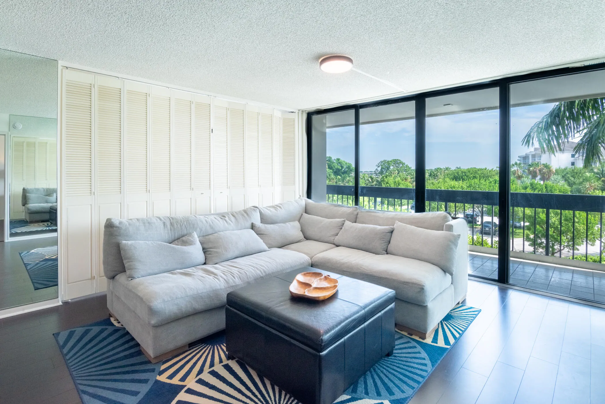 © Clark-2400 Presidential Way 302-017