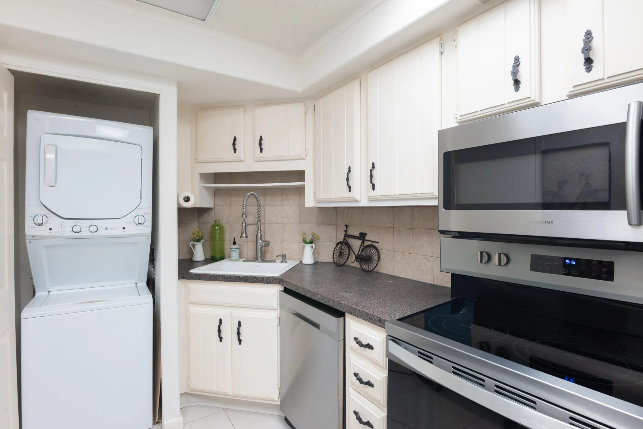 © Clark-2400 Presidential Way 302-004