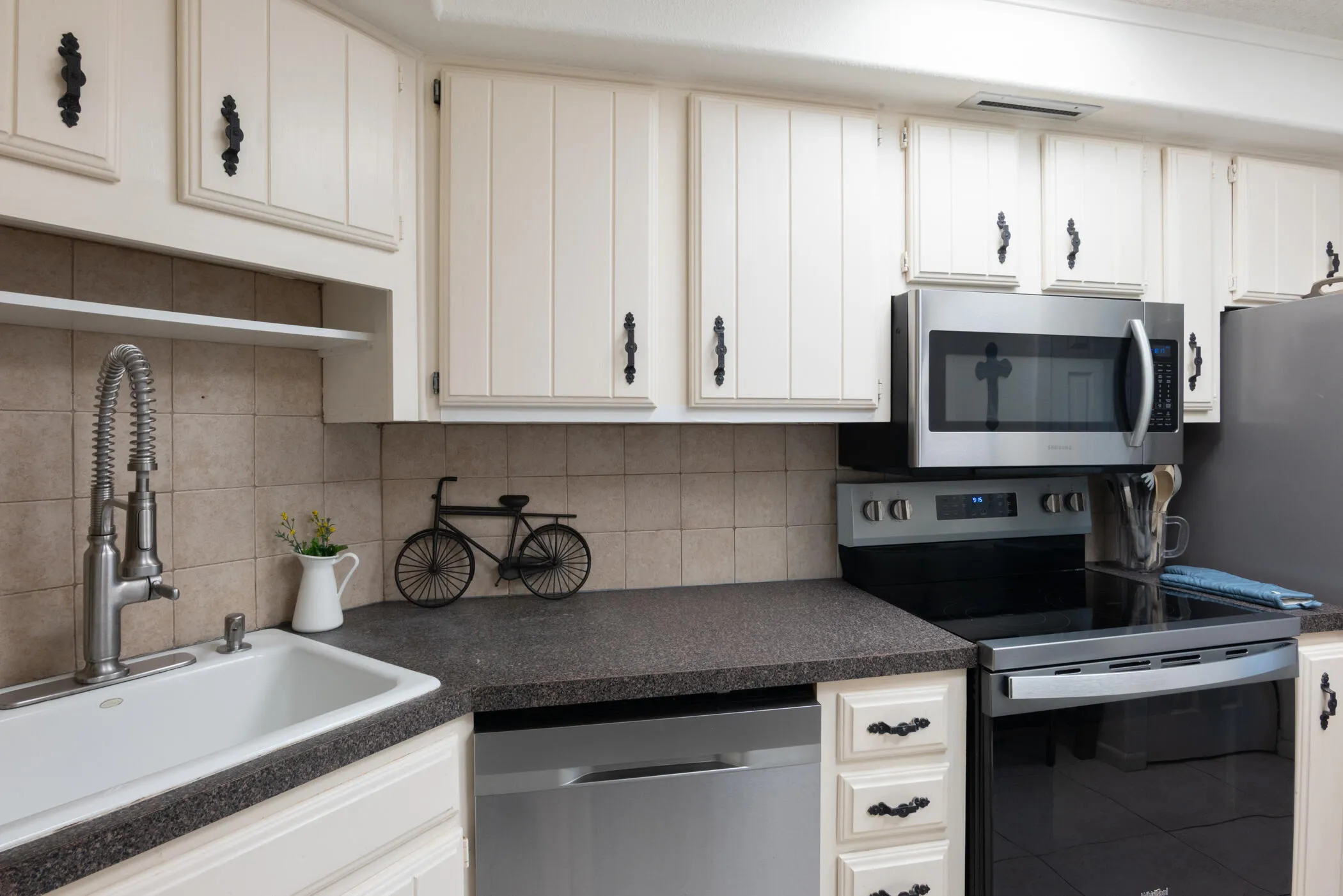 © Clark-2400 Presidential Way 302-003
