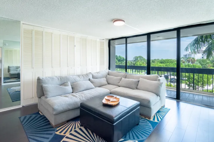 © Clark-2400 Presidential Way 302-017